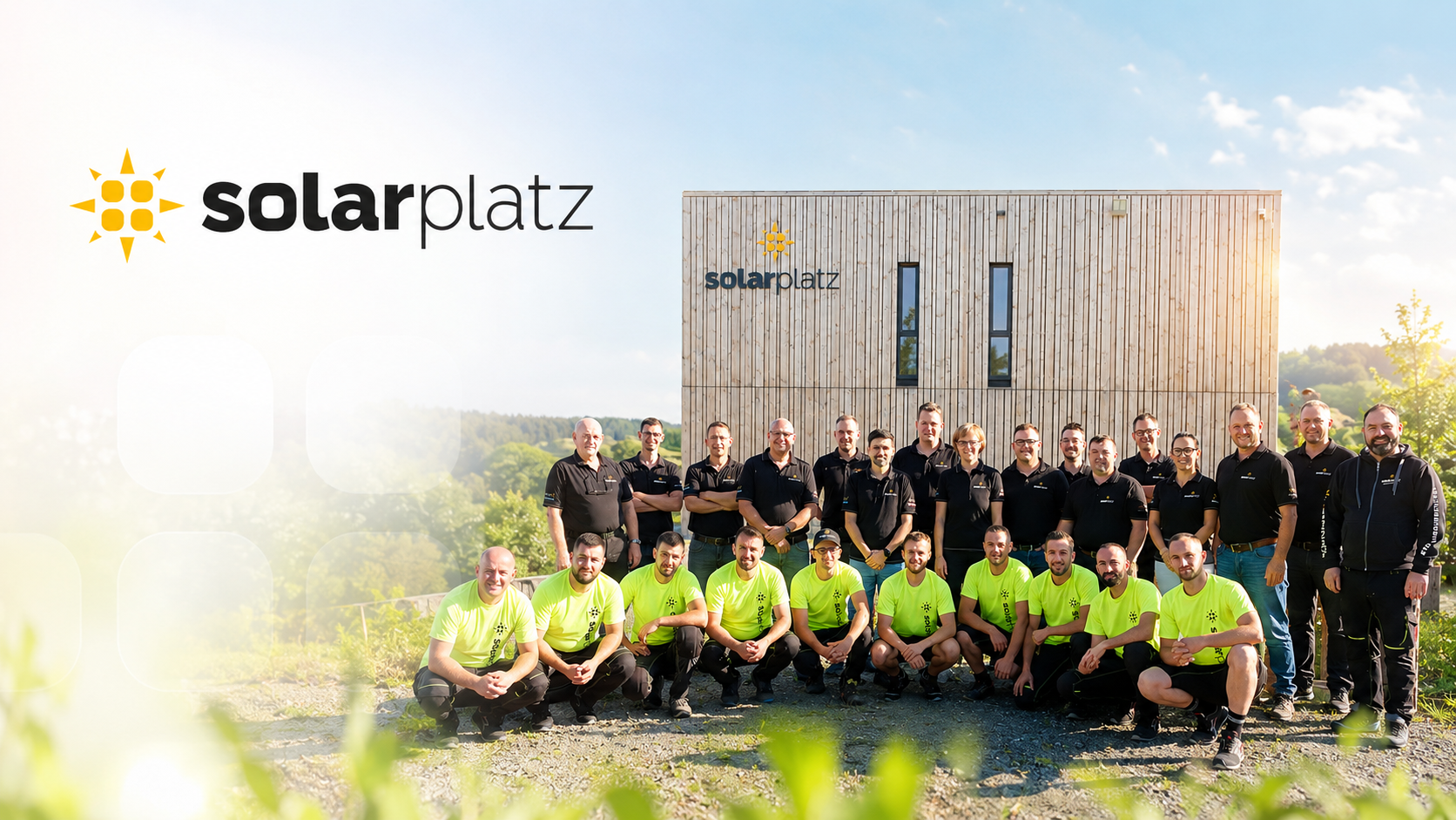 Das Team der Solarplatz GmbH vor dem Firmengebäude in Spessart